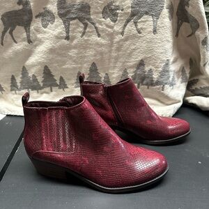 Kim Rogers Red Maroon Textured Snakeskin Ankle Booties - women’s 9.5